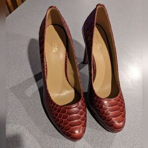Michael Kors Genuine Embossed Leather Pump Shoes sz 7.5 Hi Heel NWOB Exc Cond!